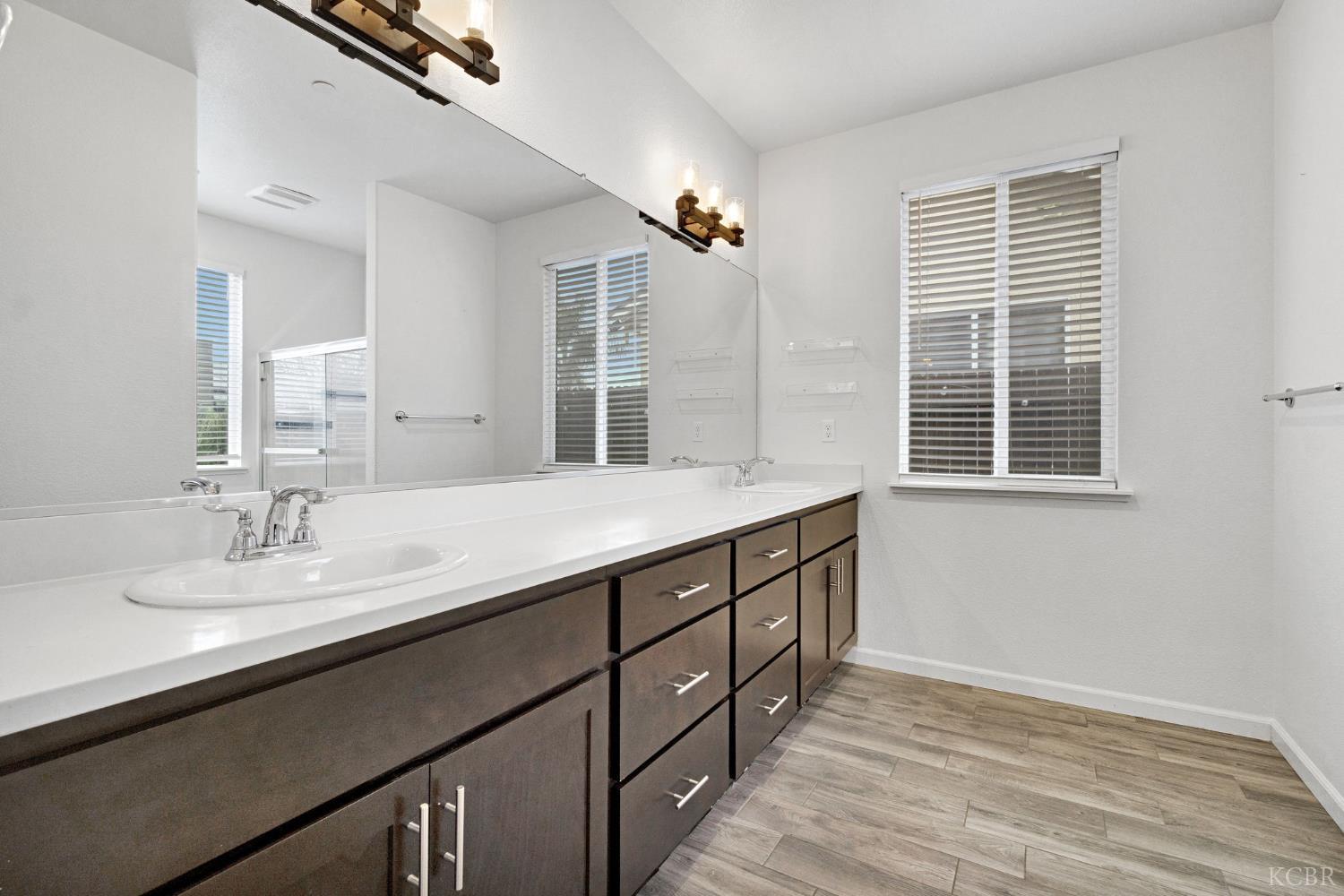 1113 Greenbrier Dr, Hanford, CA 93230