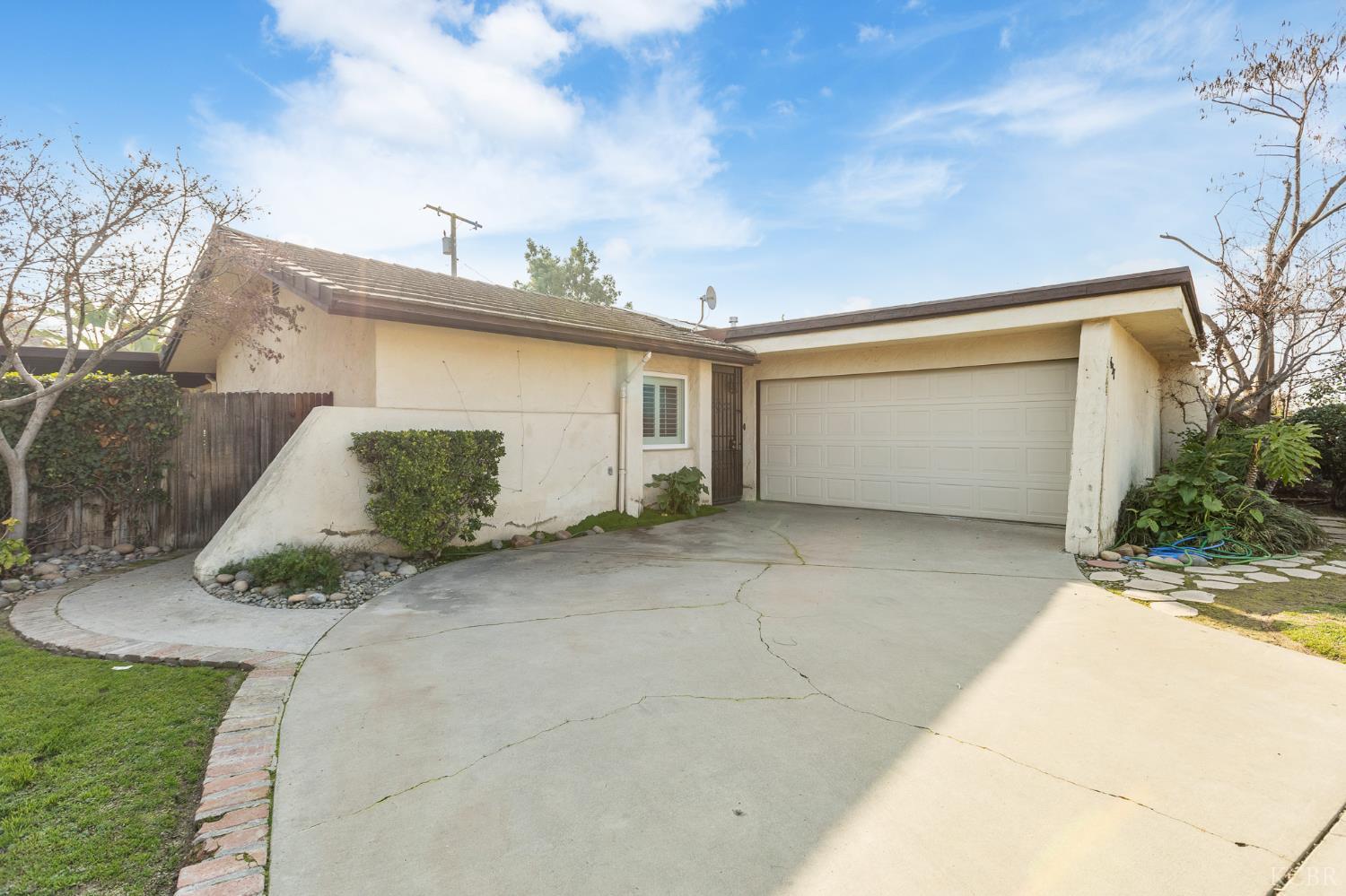 637 Village Green St, Porterville, CA 93257