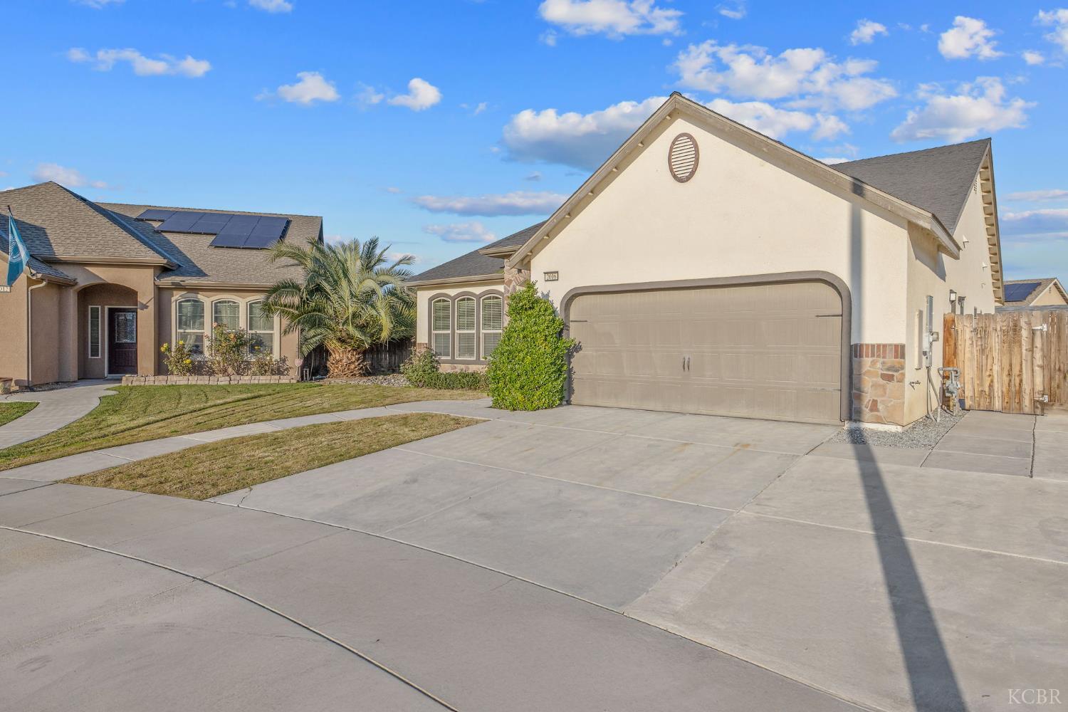 2006 W Hopkins Way, Hanford, CA 93230