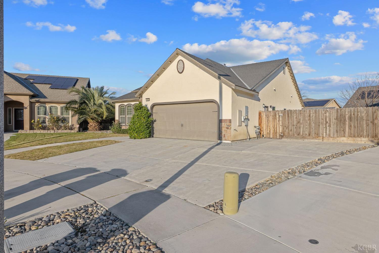 2006 W Hopkins Way, Hanford, CA 93230