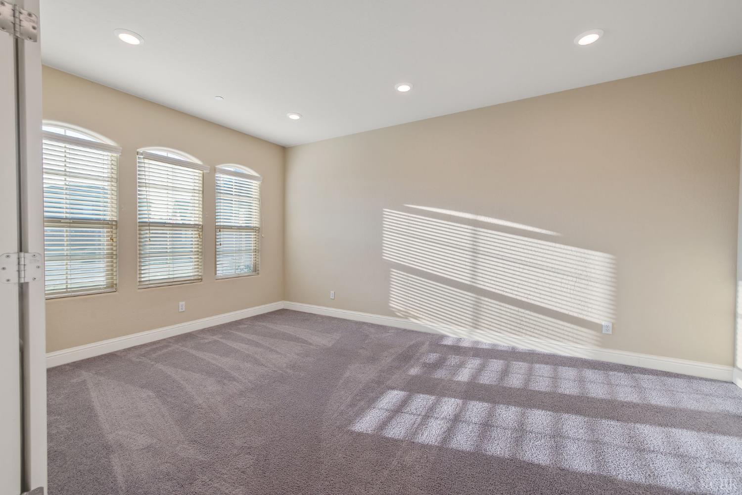 2006 W Hopkins Way, Hanford, CA 93230