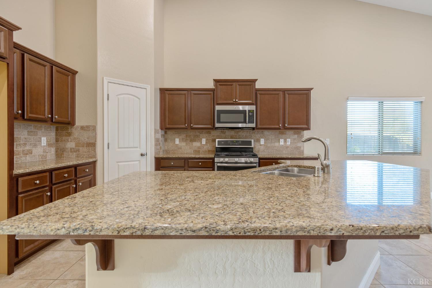 2006 W Hopkins Way, Hanford, CA 93230