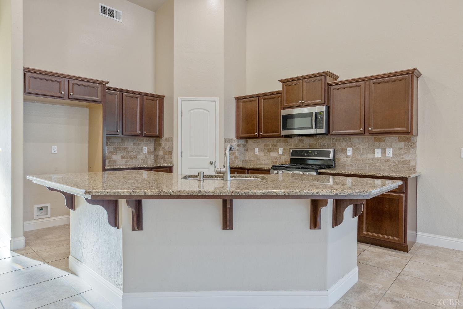 2006 W Hopkins Way, Hanford, CA 93230