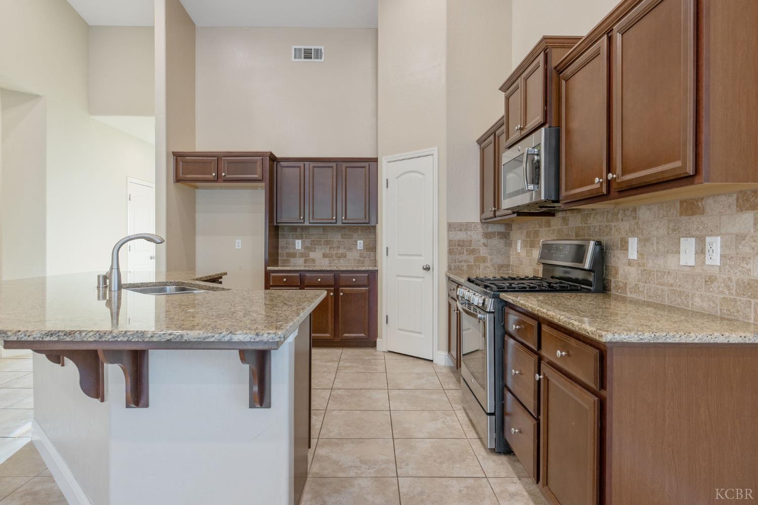 2006 W Hopkins Way, Hanford, CA 93230