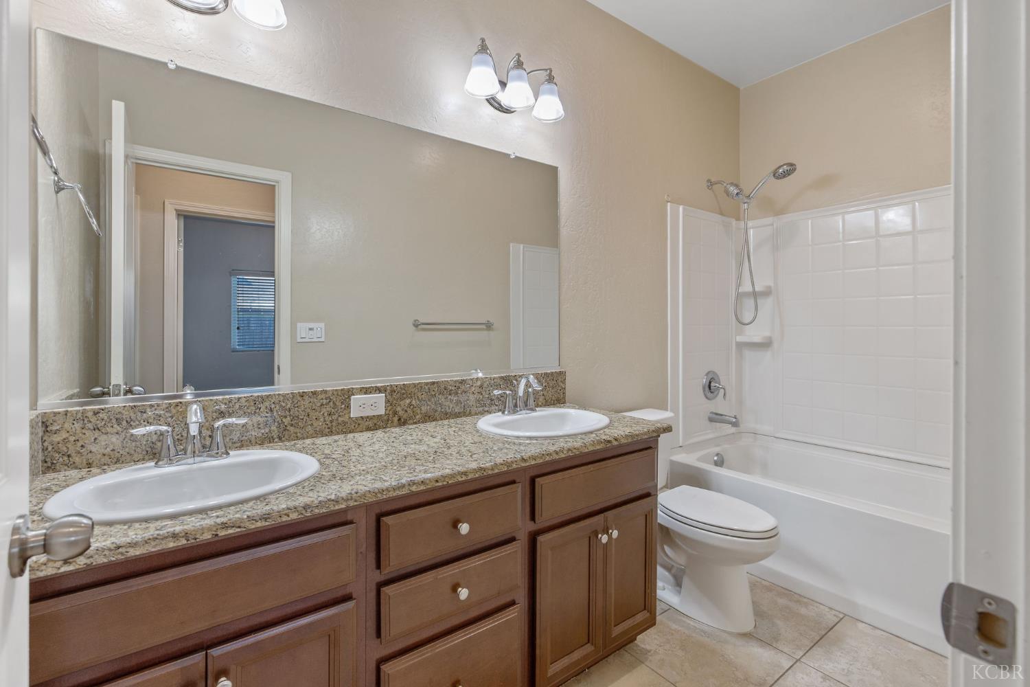 2006 W Hopkins Way, Hanford, CA 93230