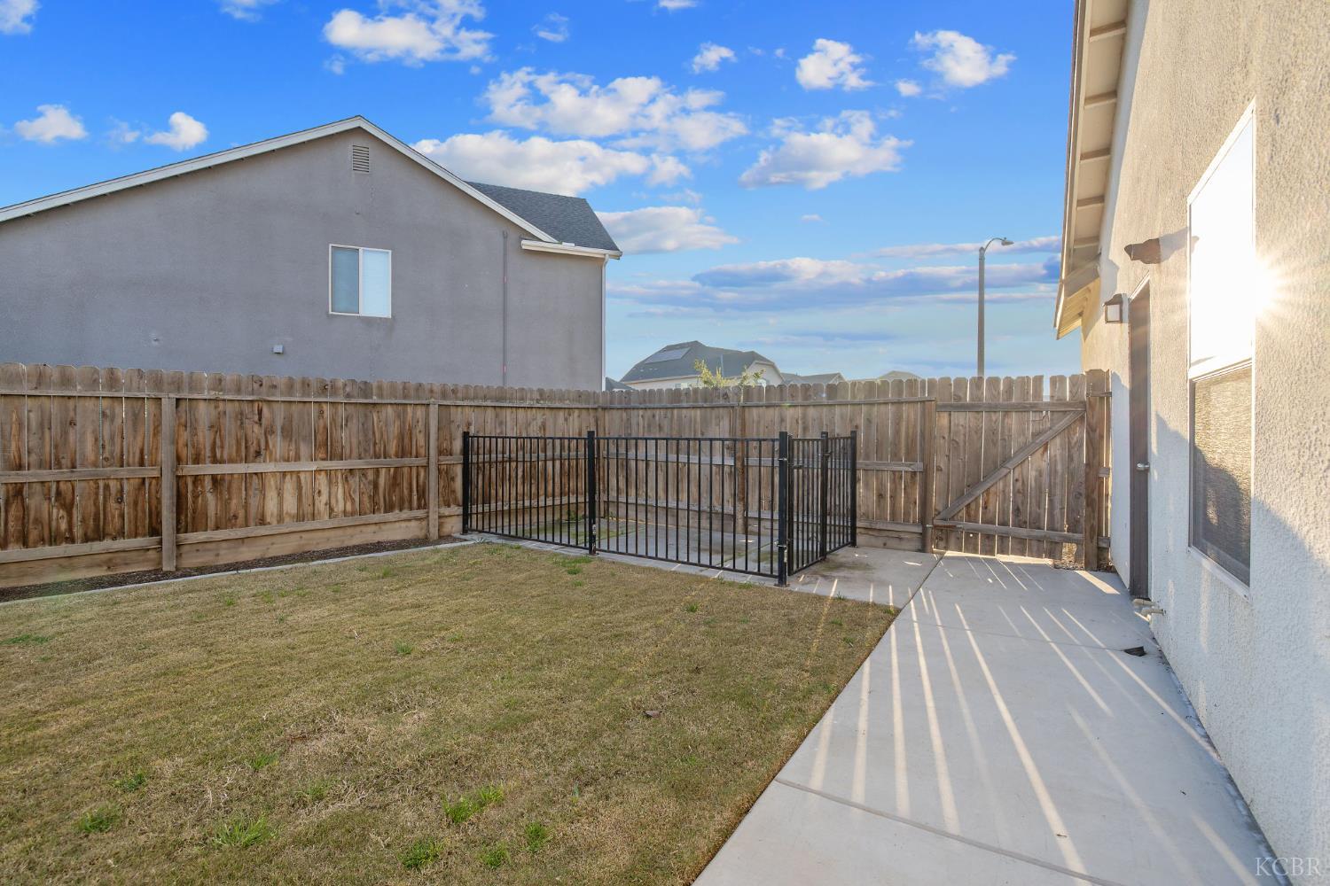 2006 W Hopkins Way, Hanford, CA 93230