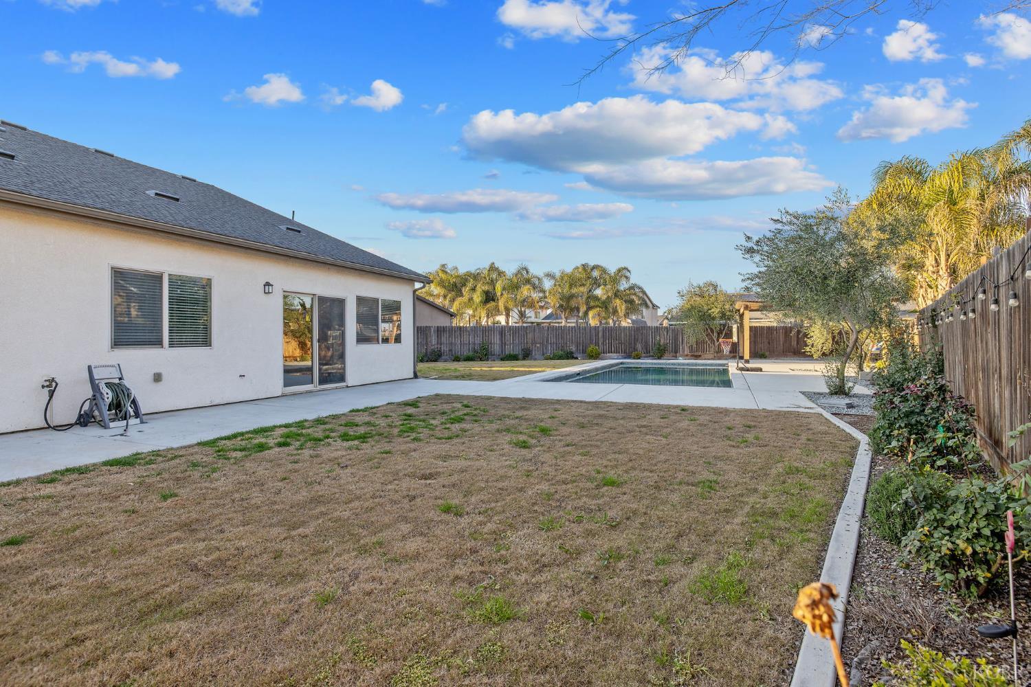 2006 W Hopkins Way, Hanford, CA 93230