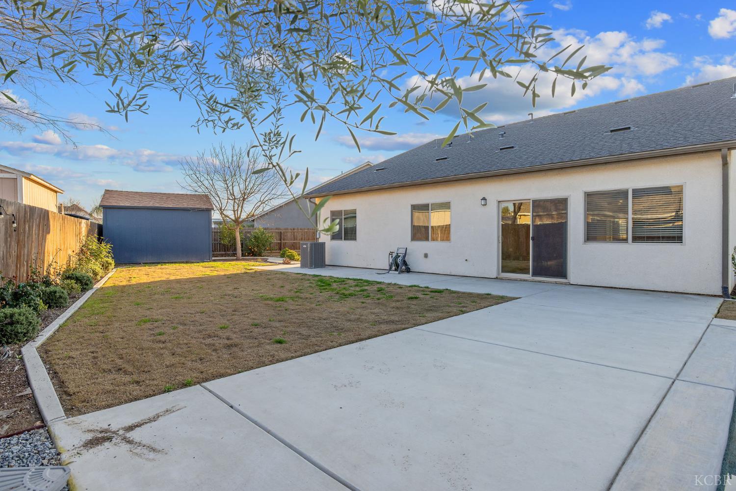 2006 W Hopkins Way, Hanford, CA 93230