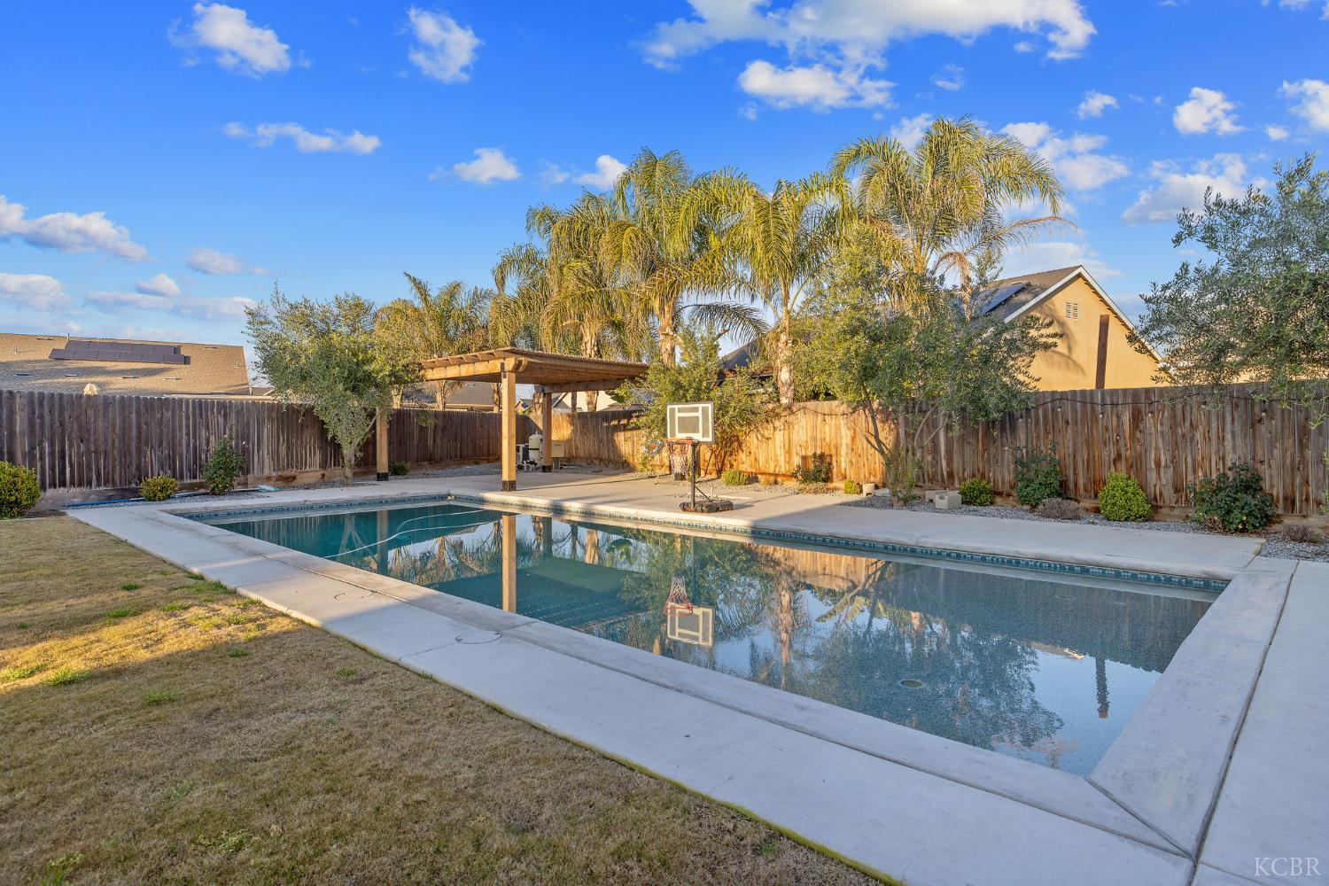 2006 W Hopkins Way, Hanford, CA 93230