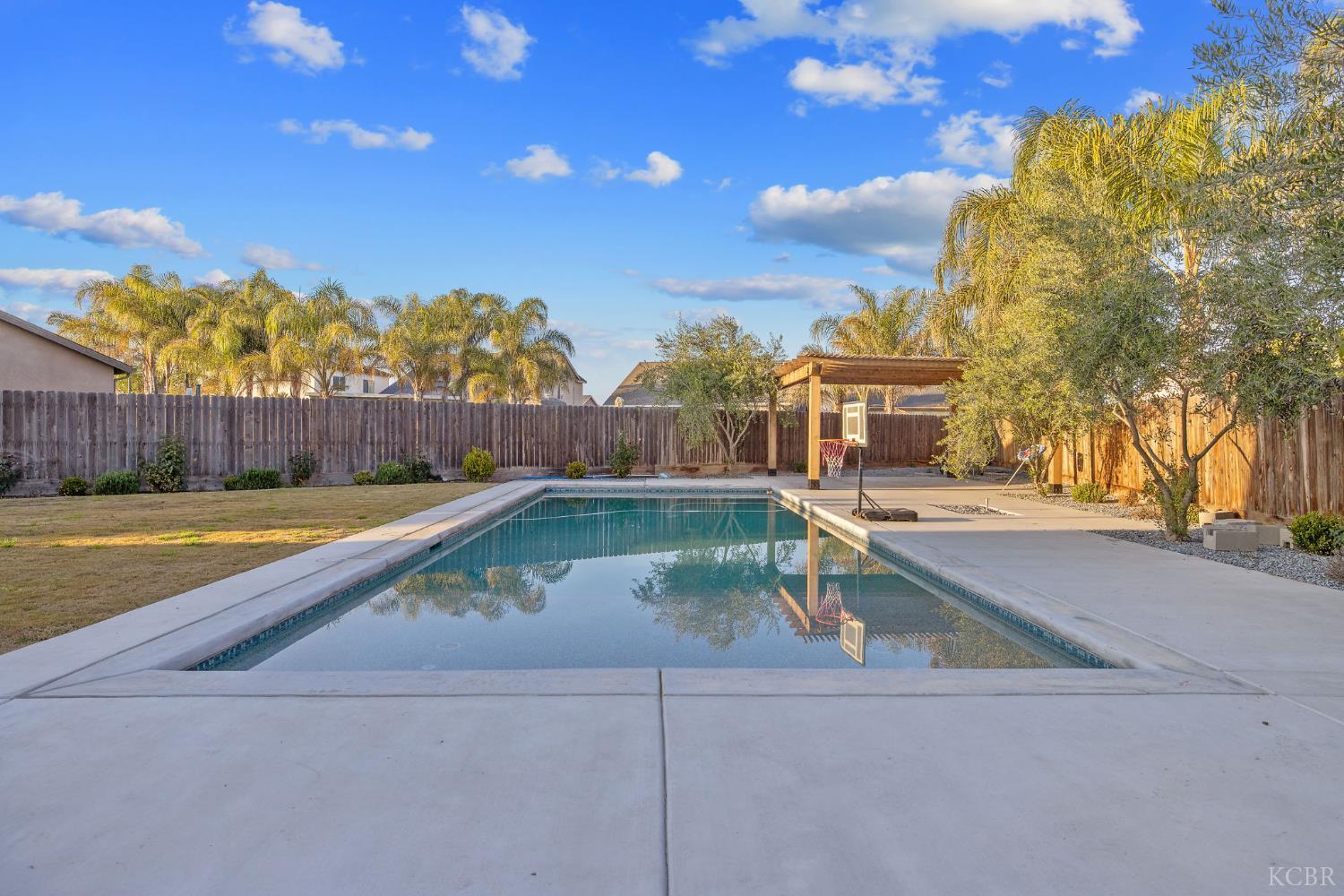 2006 W Hopkins Way, Hanford, CA 93230