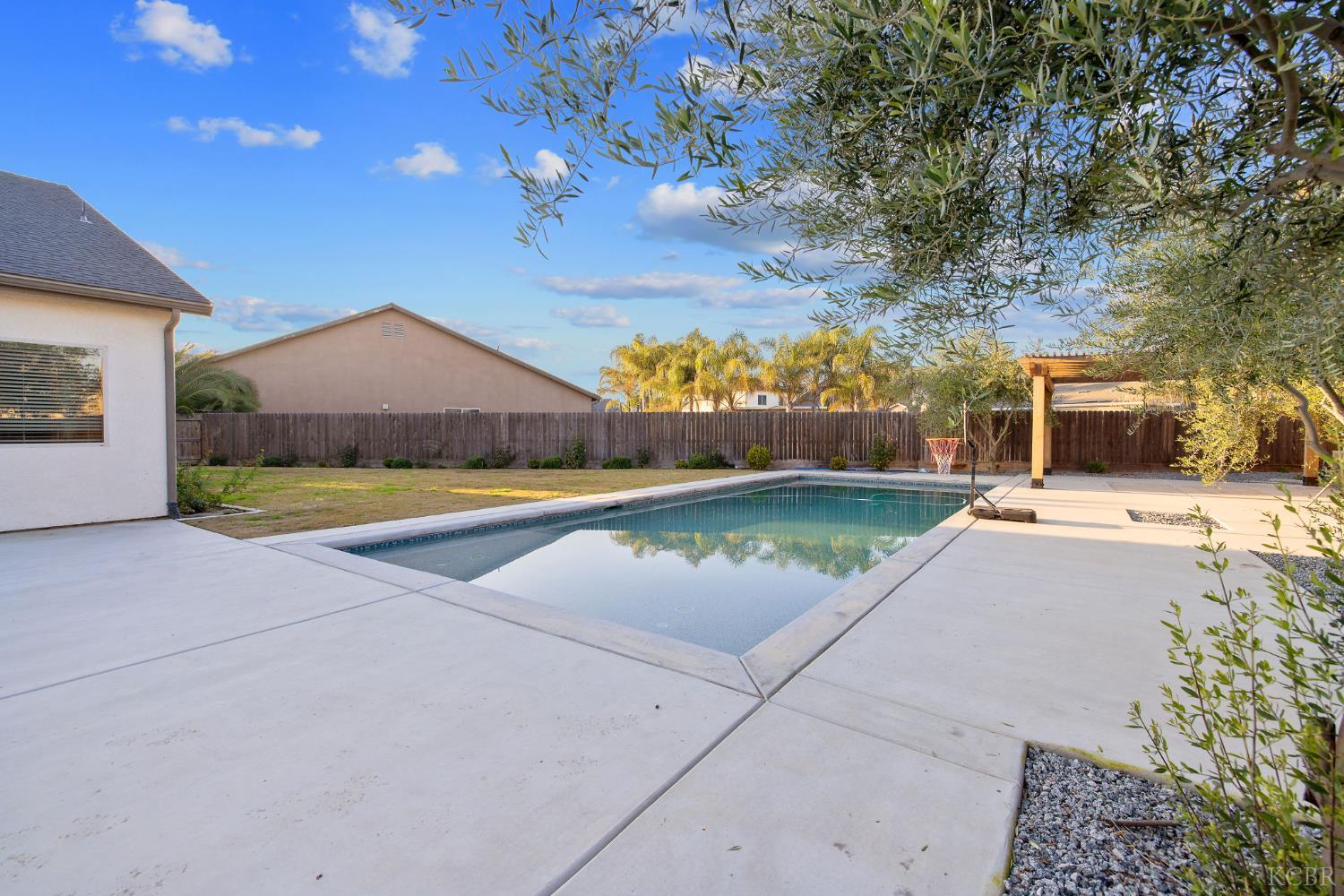 2006 W Hopkins Way, Hanford, CA 93230