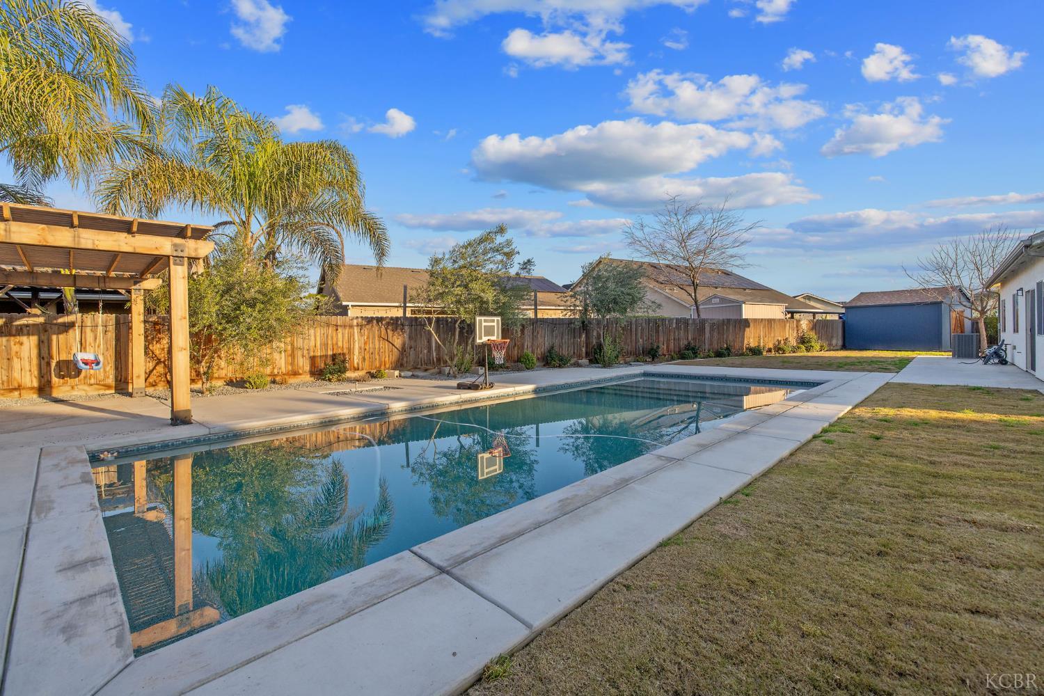 2006 W Hopkins Way, Hanford, CA 93230