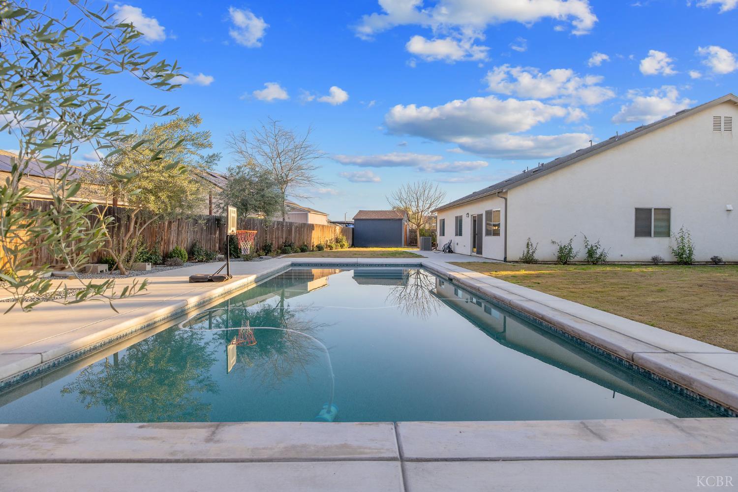 2006 W Hopkins Way, Hanford, CA 93230