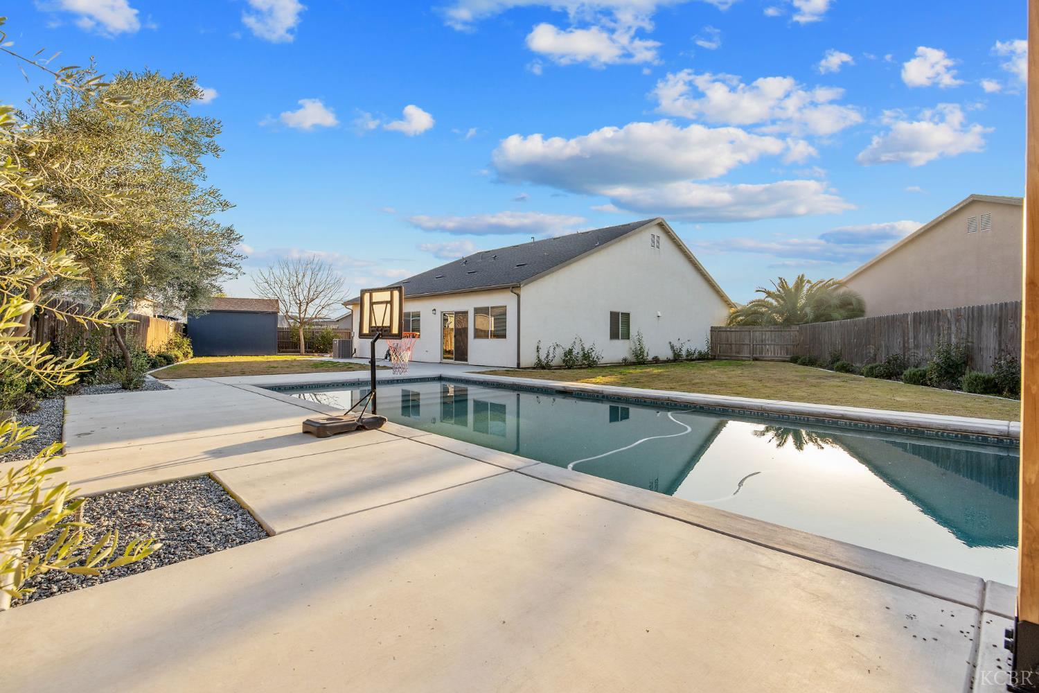 2006 W Hopkins Way, Hanford, CA 93230