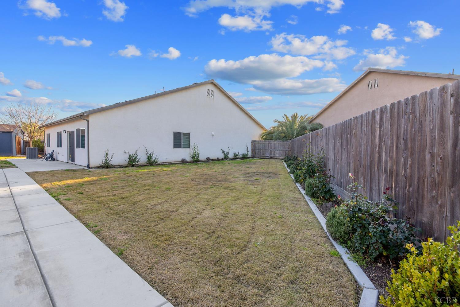 2006 W Hopkins Way, Hanford, CA 93230