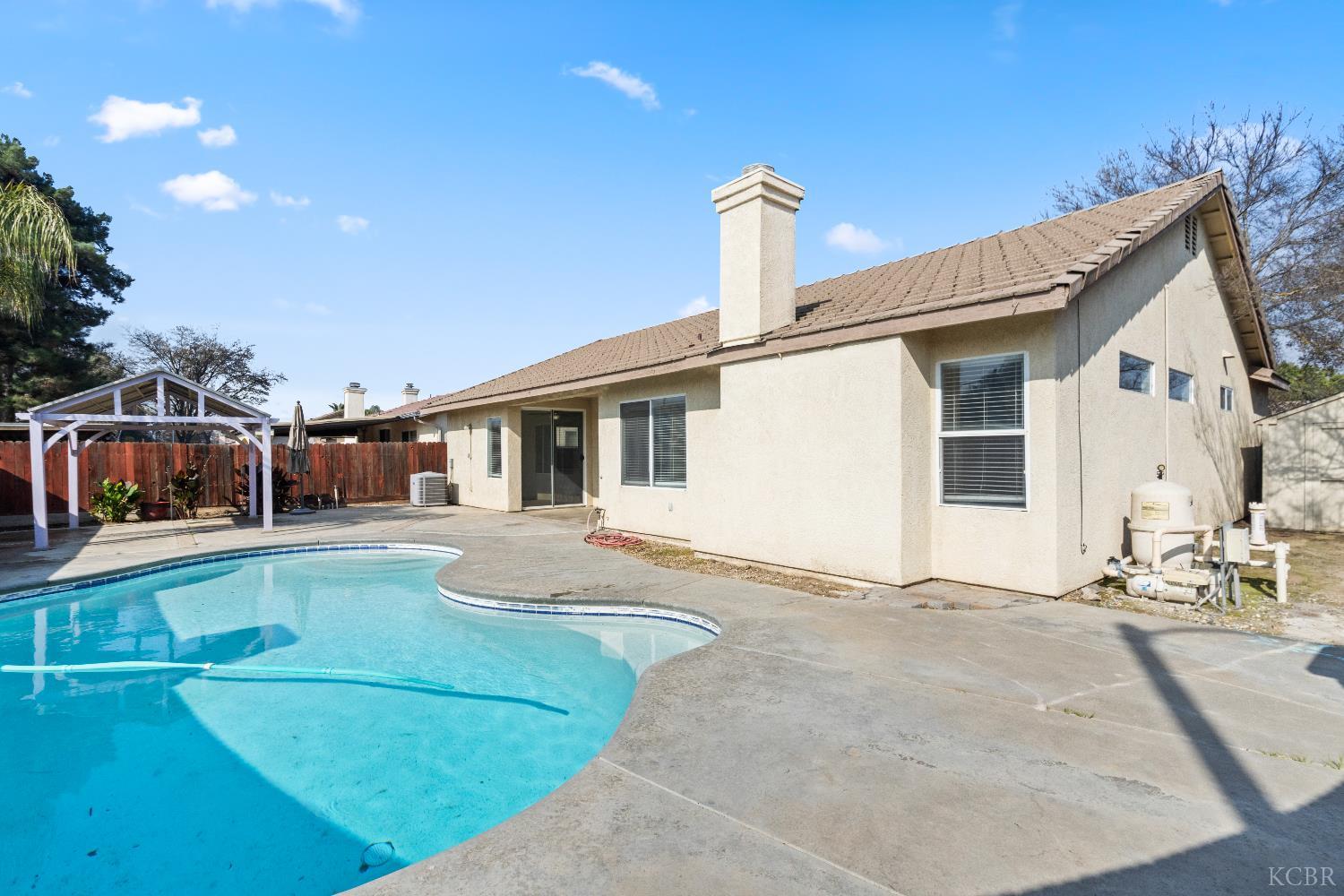 903 W Redwood St, Hanford, CA 93230