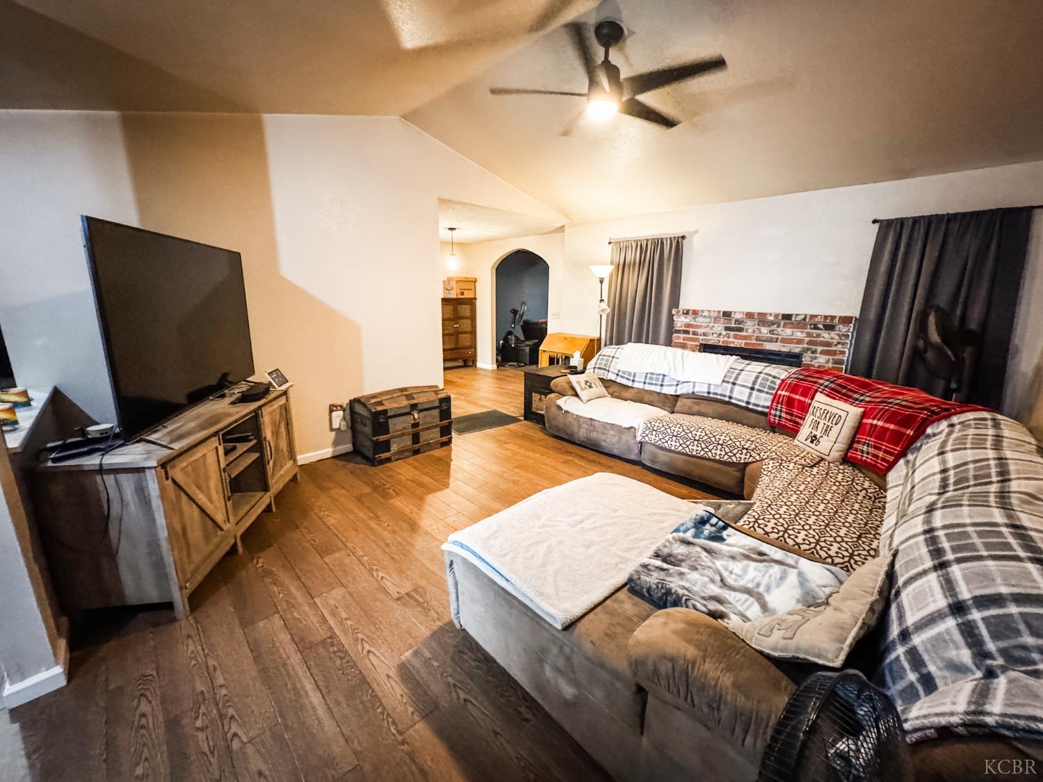 2083 Parker Pl, Hanford, CA 93230