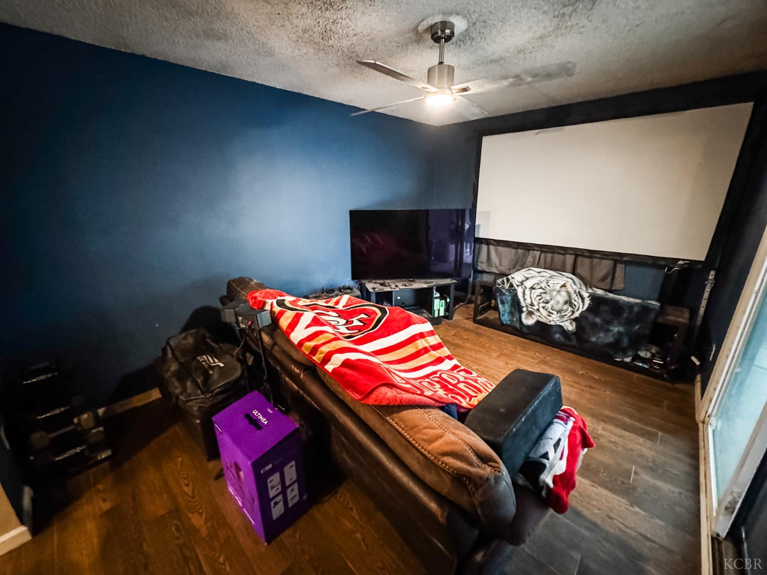 2083 Parker Pl, Hanford, CA 93230