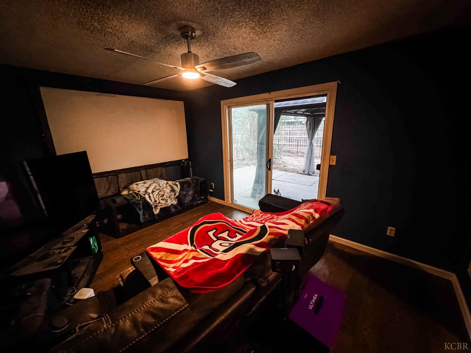 2083 Parker Pl, Hanford, CA 93230