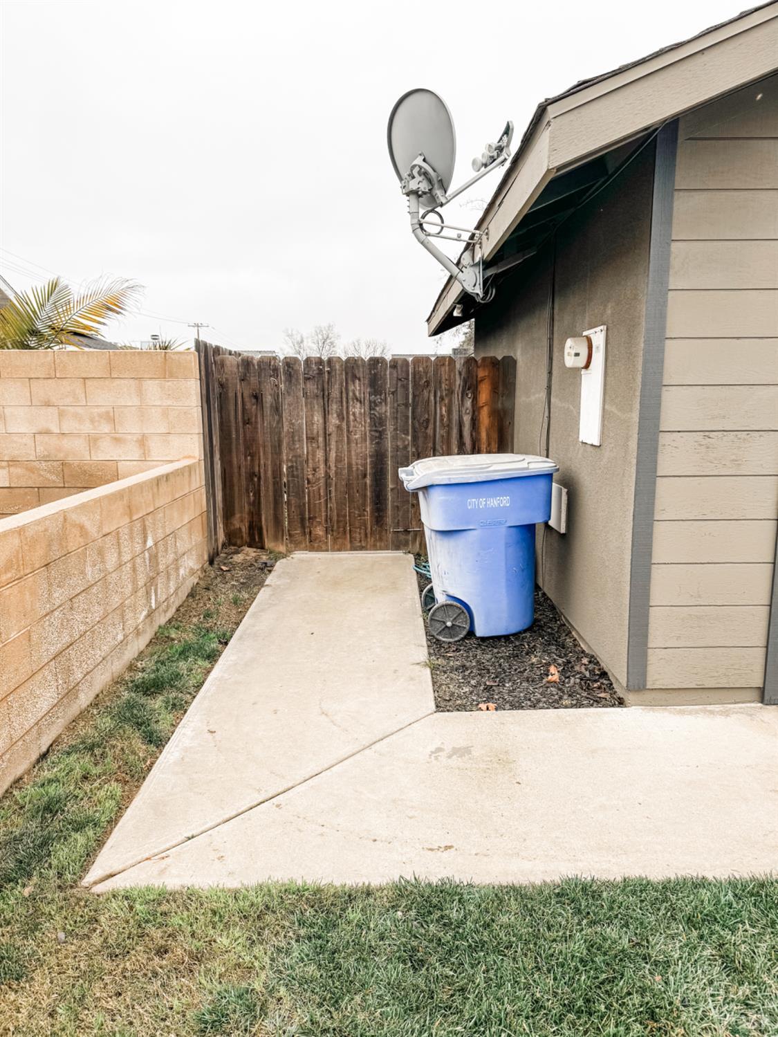 2083 Parker Pl, Hanford, CA 93230