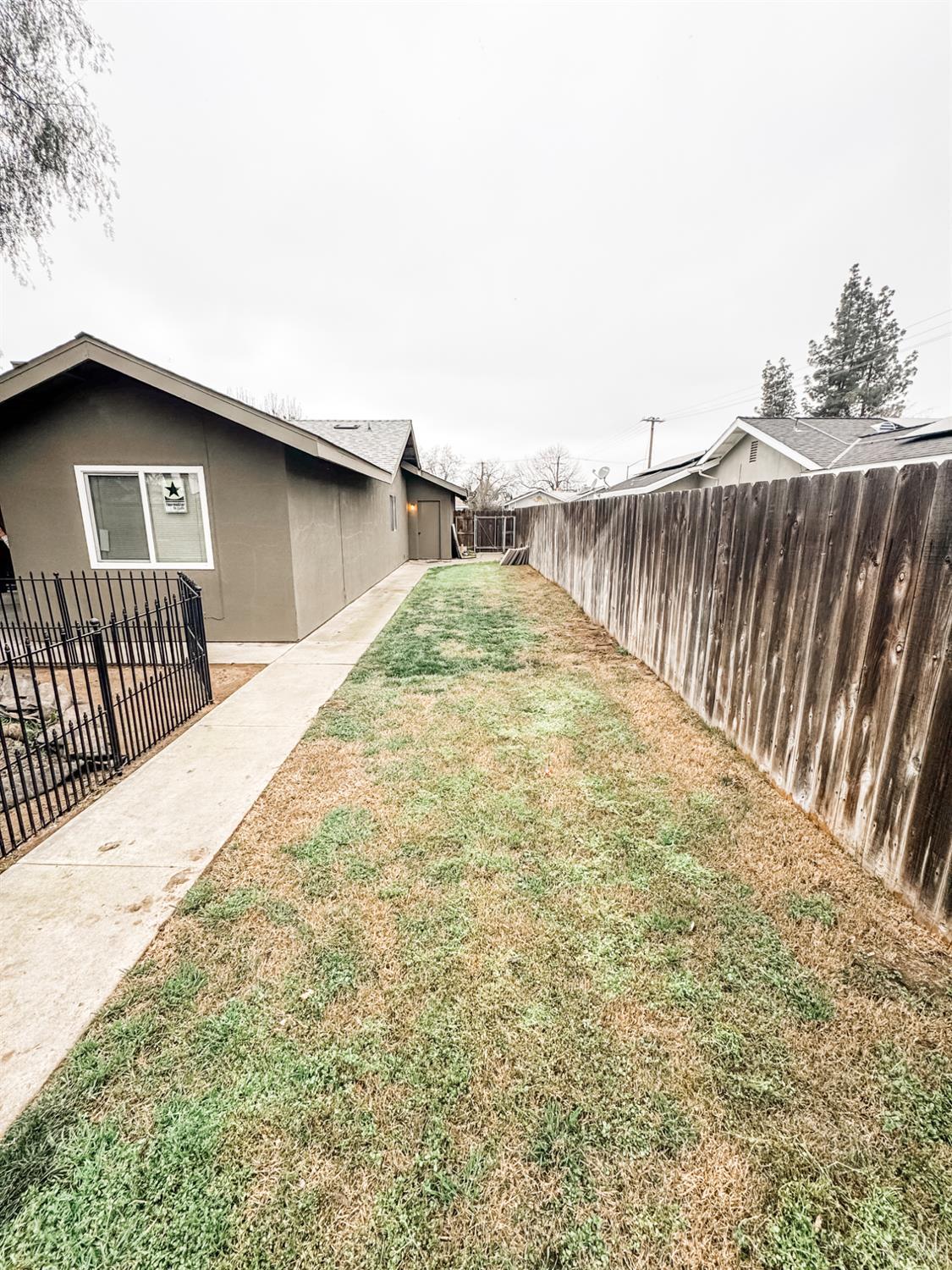 2083 Parker Pl, Hanford, CA 93230