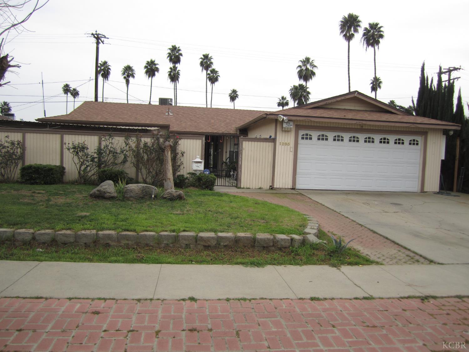 1295 Lassen Dr, Hanford, CA 93230