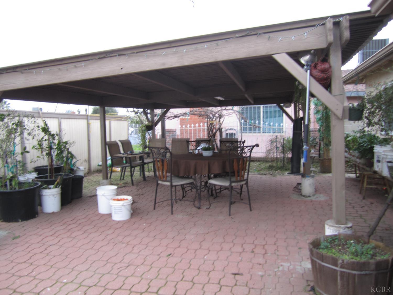 1295 Lassen Dr, Hanford, CA 93230