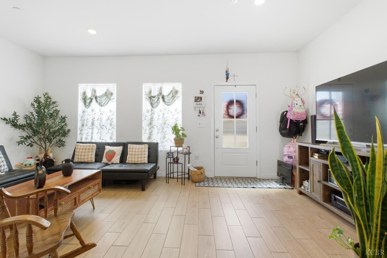 1773 N Sophia St, Hanford, CA 93230