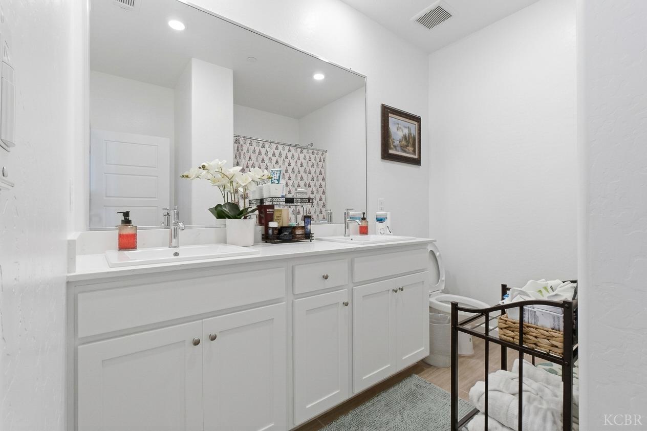 1773 N Sophia St, Hanford, CA 93230