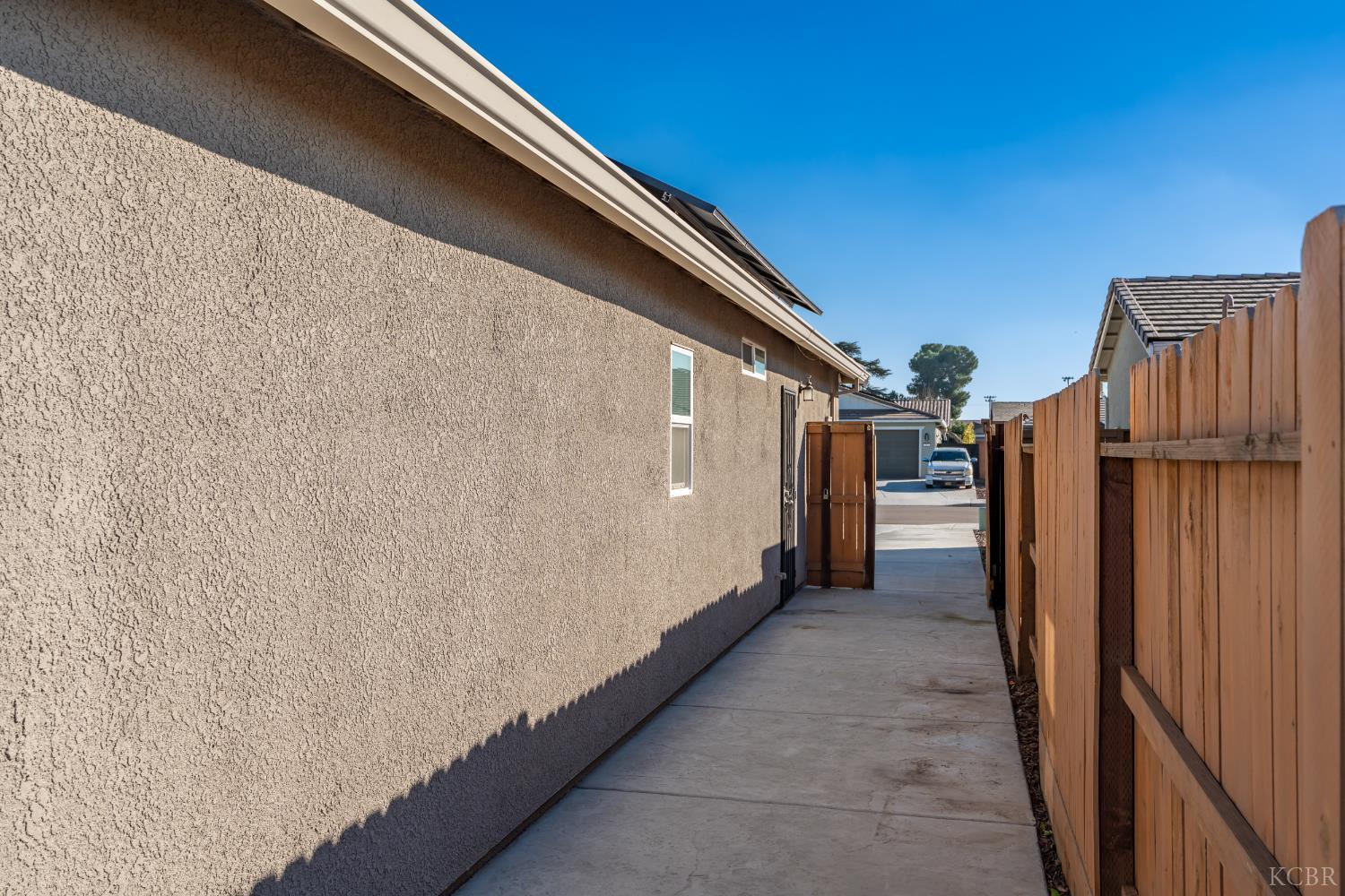 878 E Bonita Ave, Fowler, CA 93625