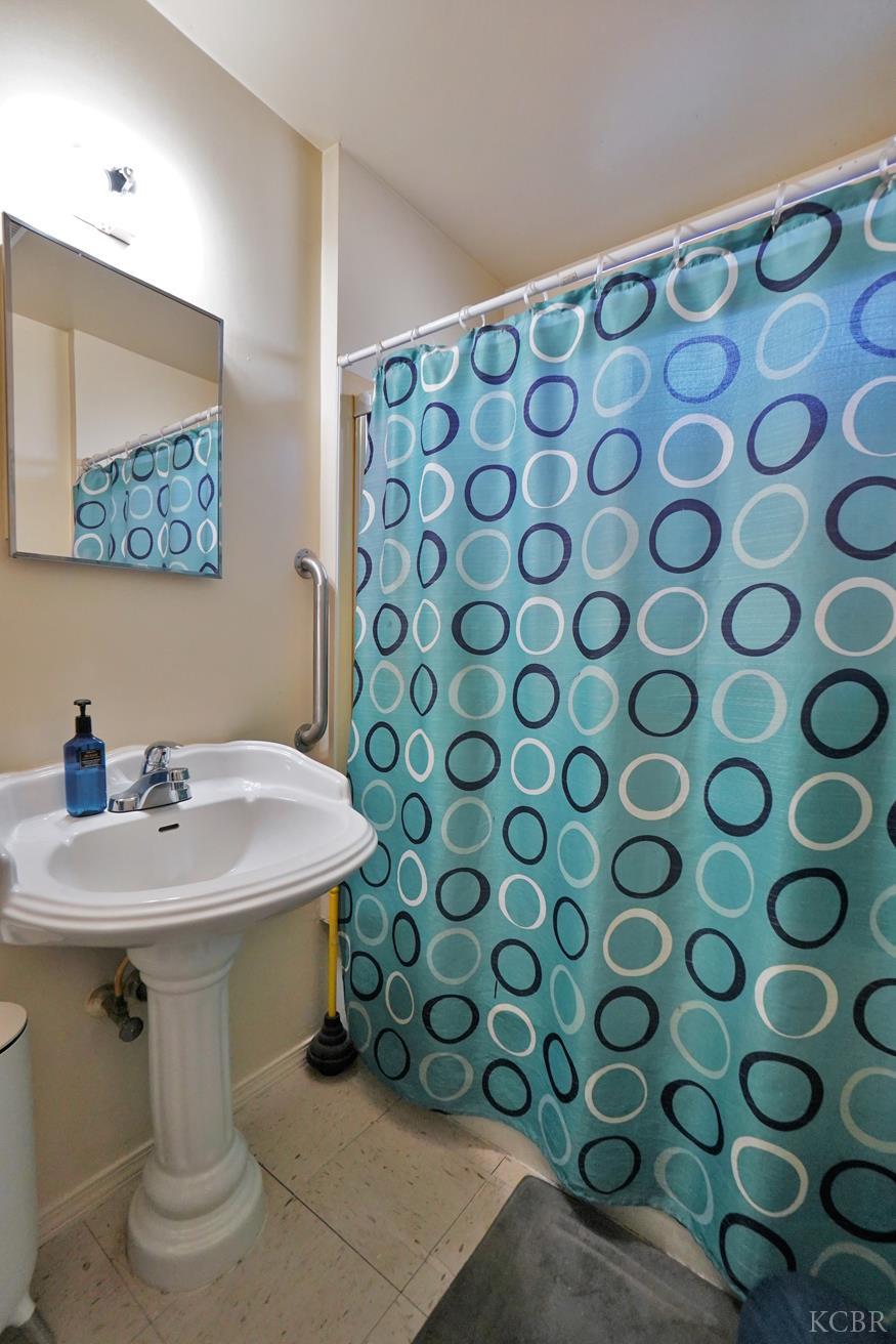 605 E Myrtle St E, Hanford, CA 93230