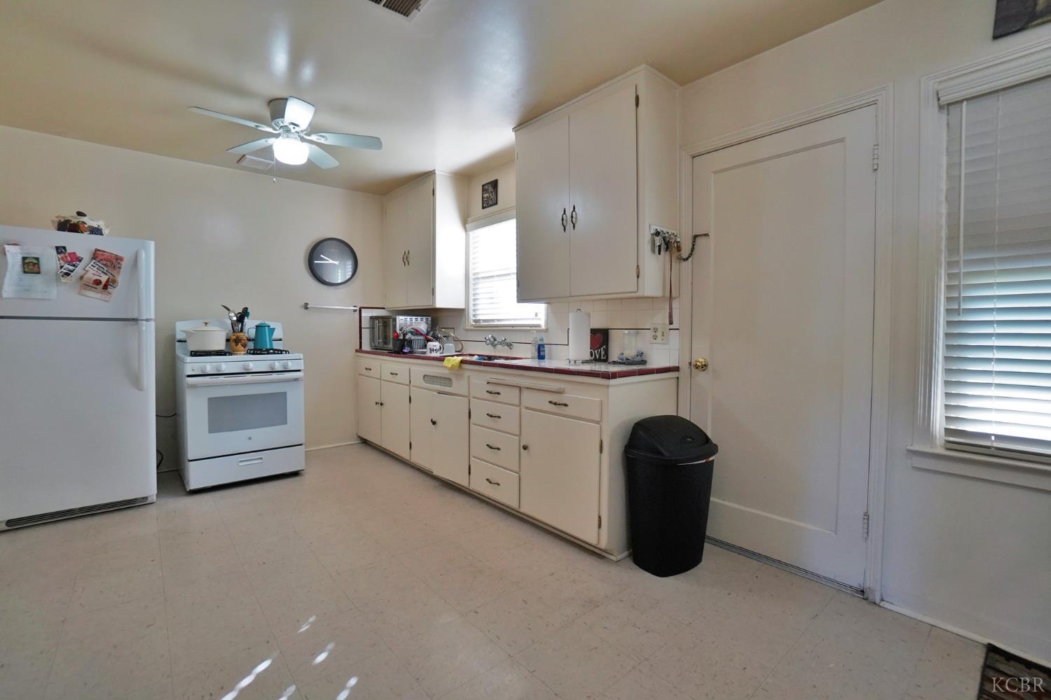 605 E Myrtle St E, Hanford, CA 93230