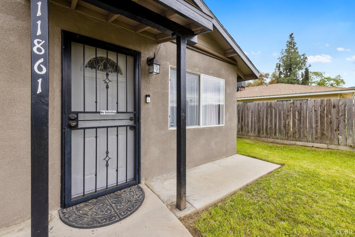 11861 Chris Ln, Hanford, CA 93230