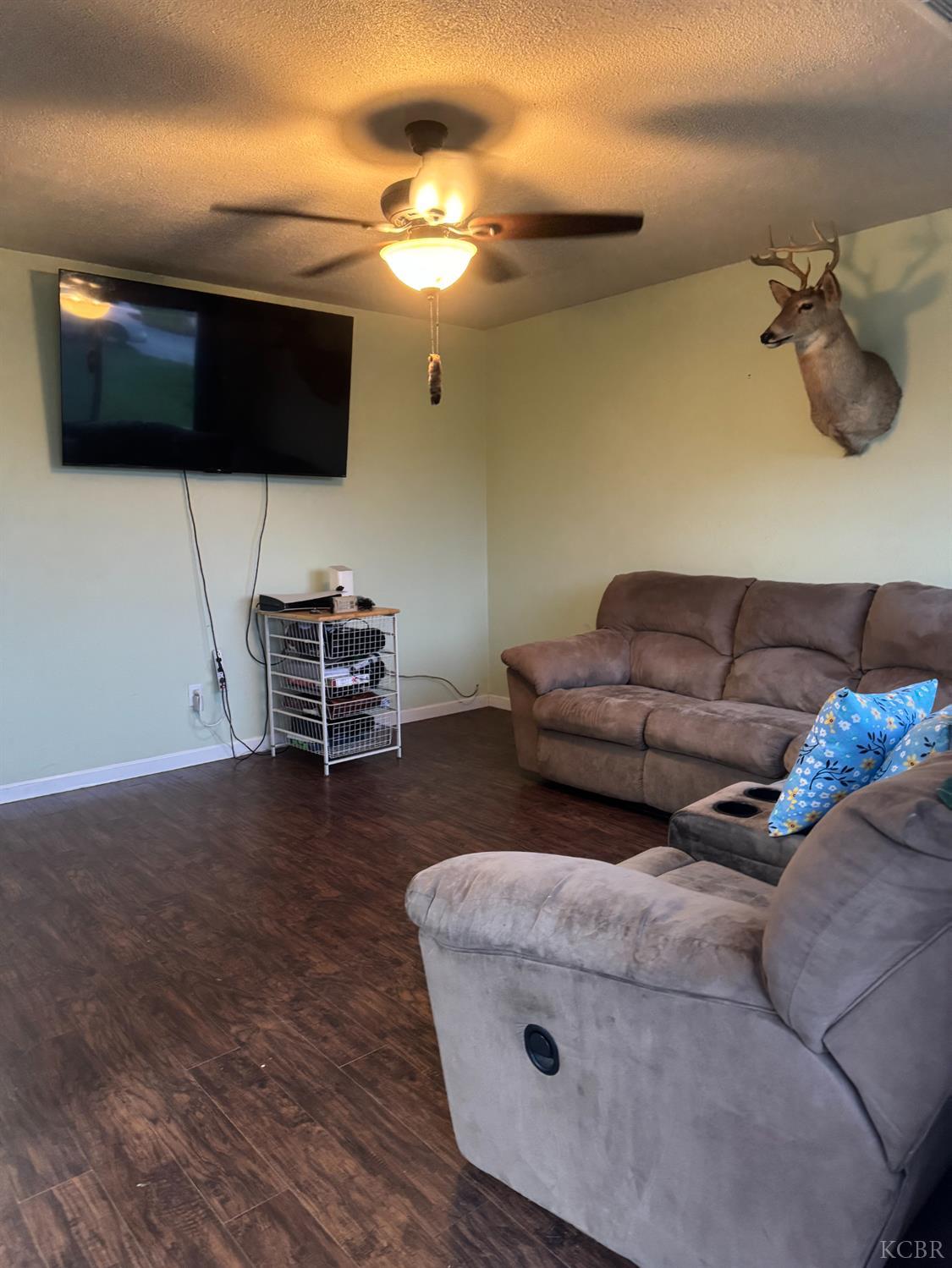 11861 Chris Ln, Hanford, CA 93230