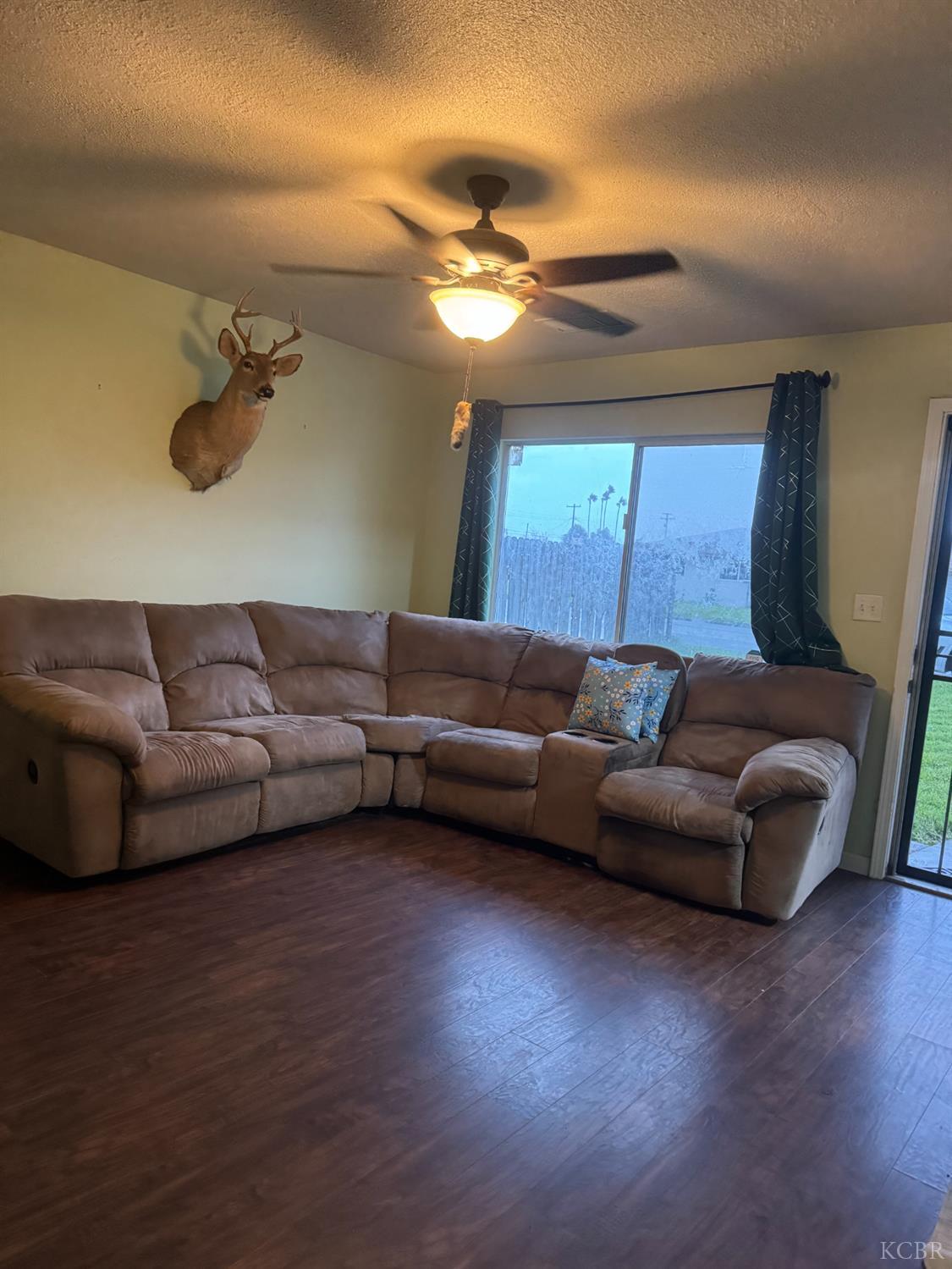 11861 Chris Ln, Hanford, CA 93230