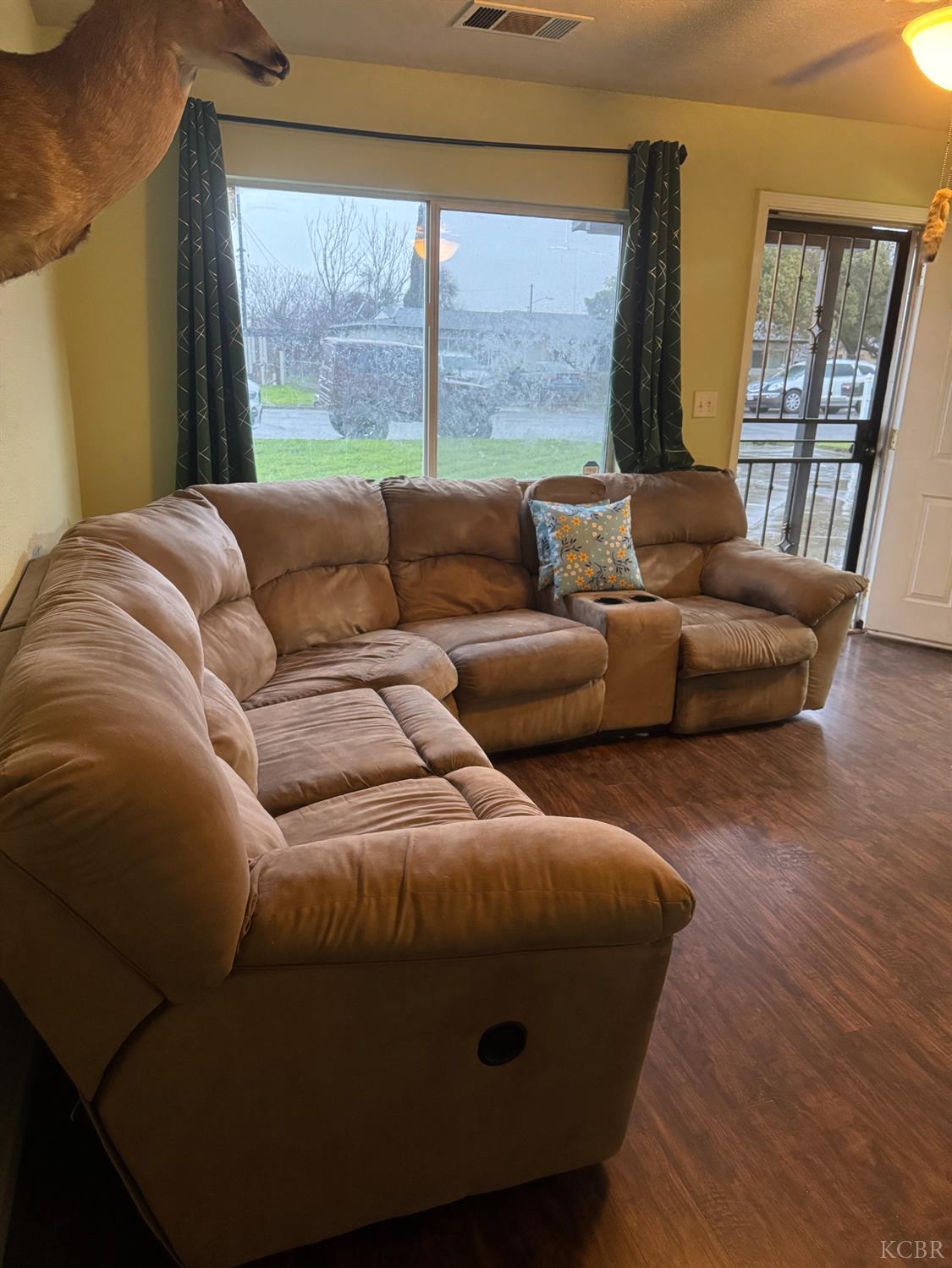 11861 Chris Ln, Hanford, CA 93230