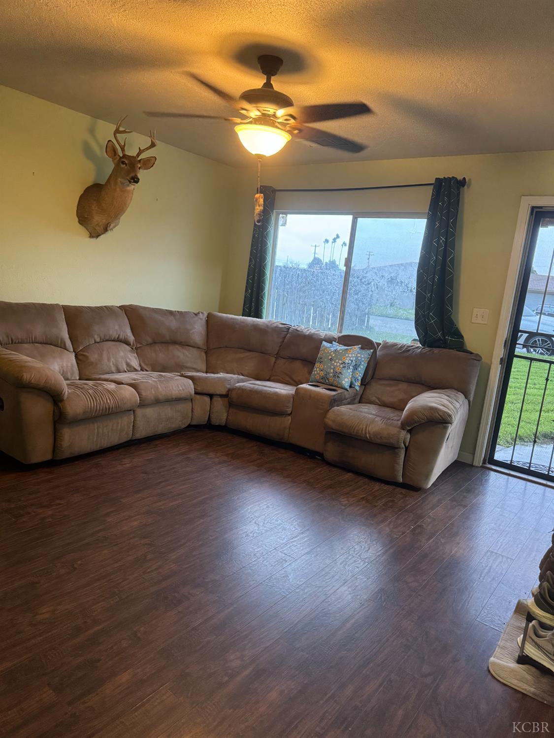 11861 Chris Ln, Hanford, CA 93230