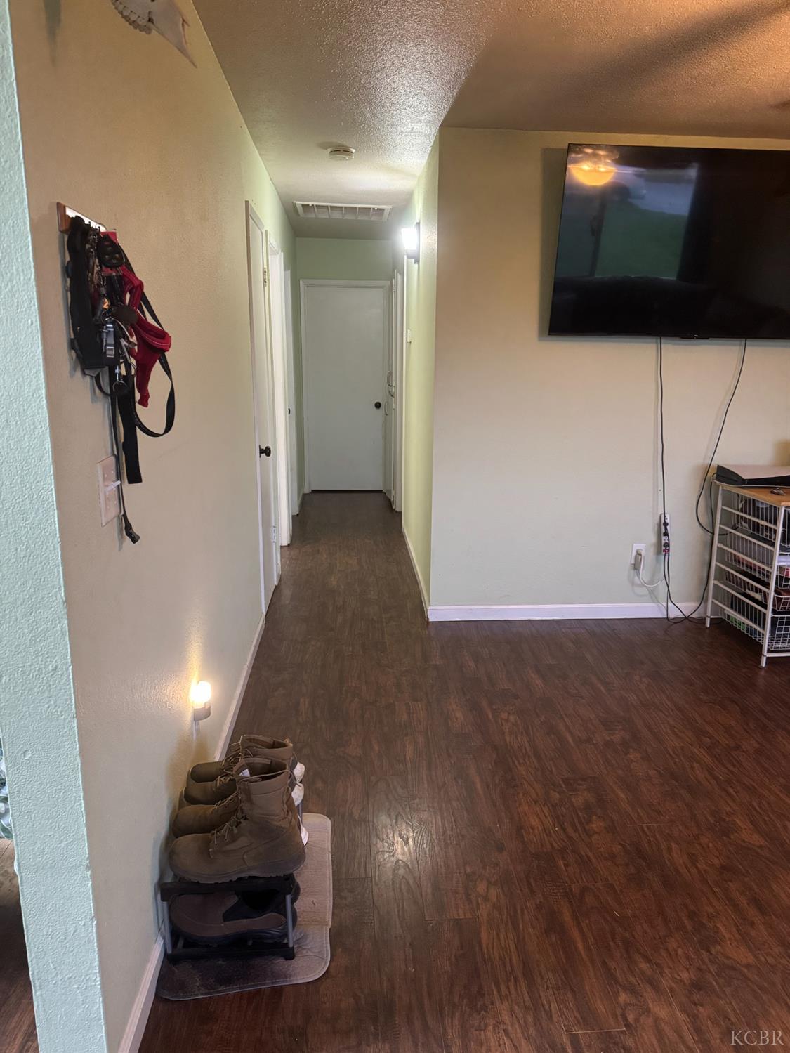 11861 Chris Ln, Hanford, CA 93230