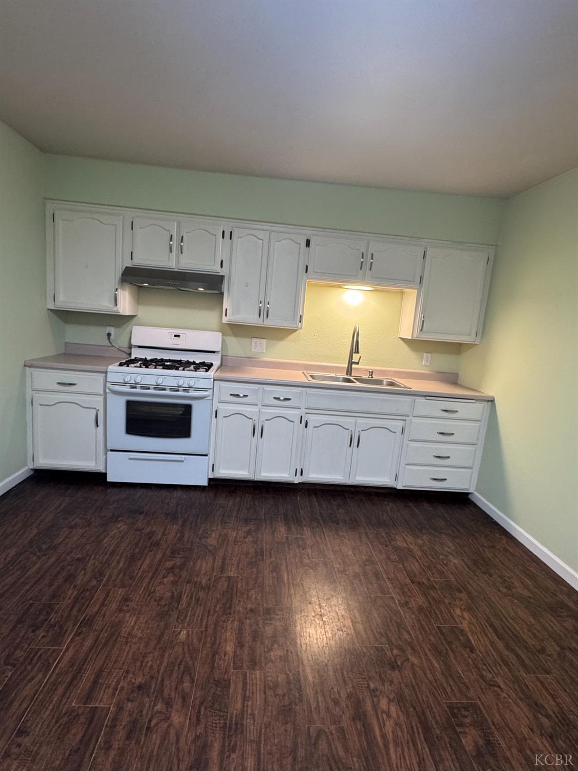 11861 Chris Ln, Hanford, CA 93230