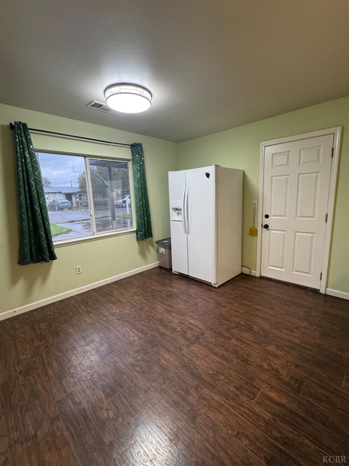 11861 Chris Ln, Hanford, CA 93230