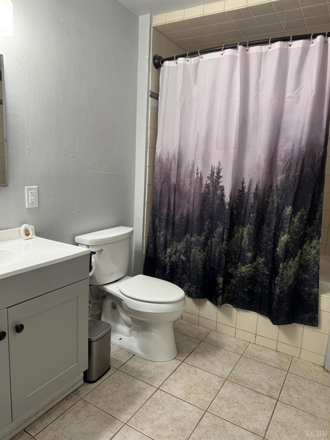 11861 Chris Ln, Hanford, CA 93230