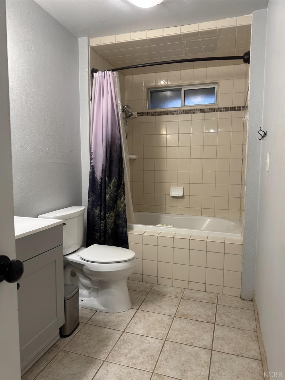 11861 Chris Ln, Hanford, CA 93230