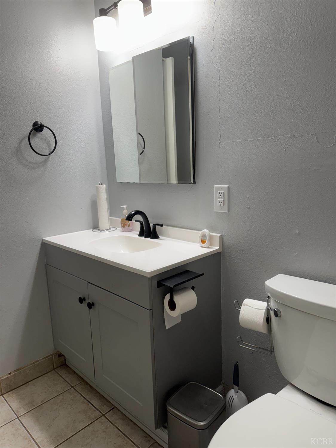 11861 Chris Ln, Hanford, CA 93230