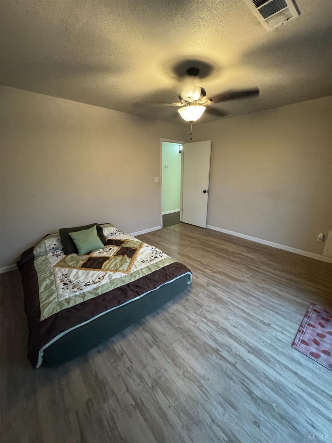 11861 Chris Ln, Hanford, CA 93230