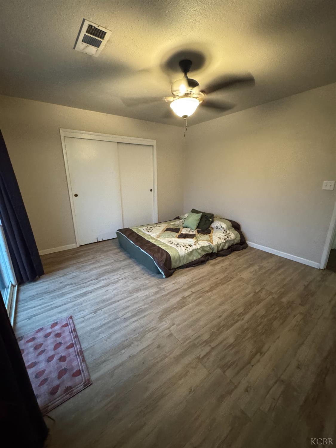 11861 Chris Ln, Hanford, CA 93230