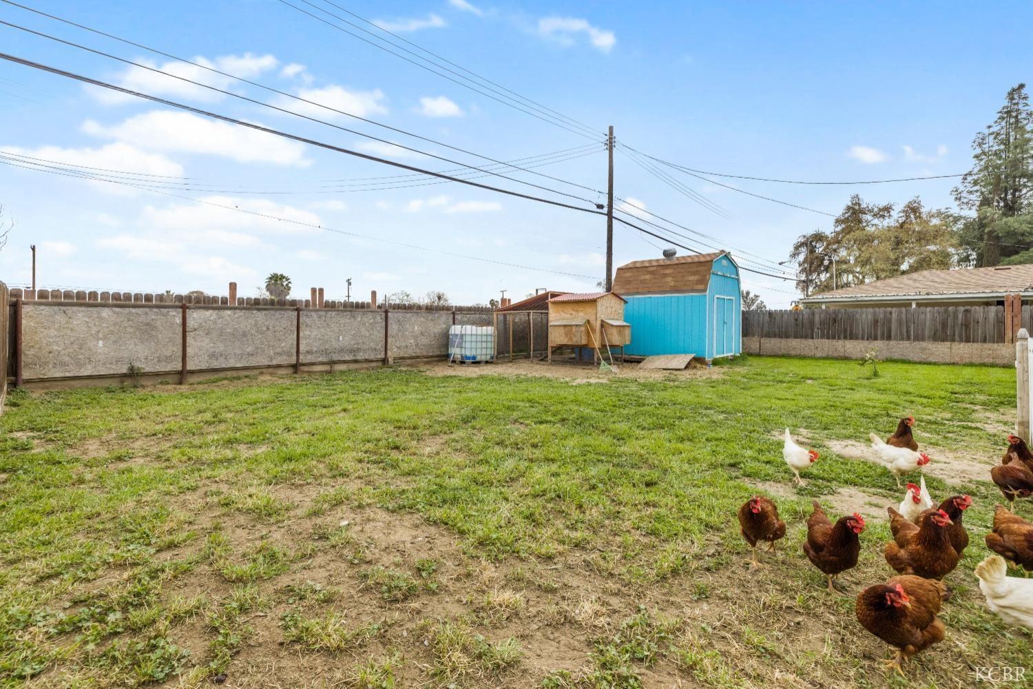 11861 Chris Ln, Hanford, CA 93230