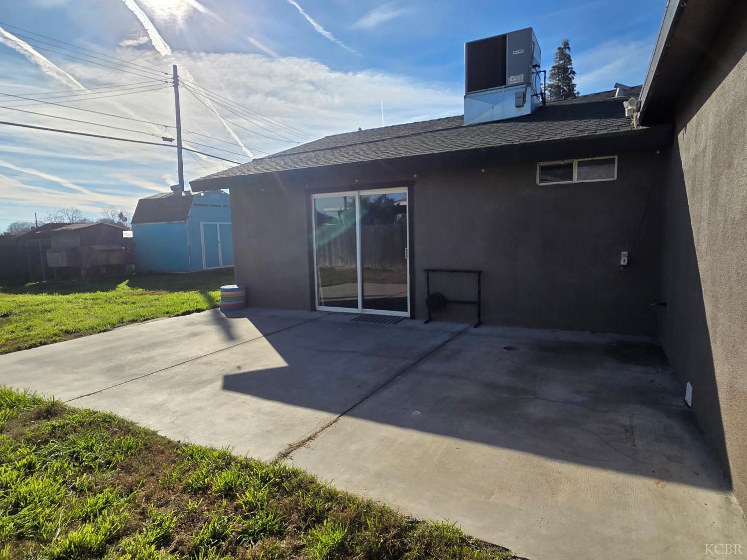 11861 Chris Ln, Hanford, CA 93230