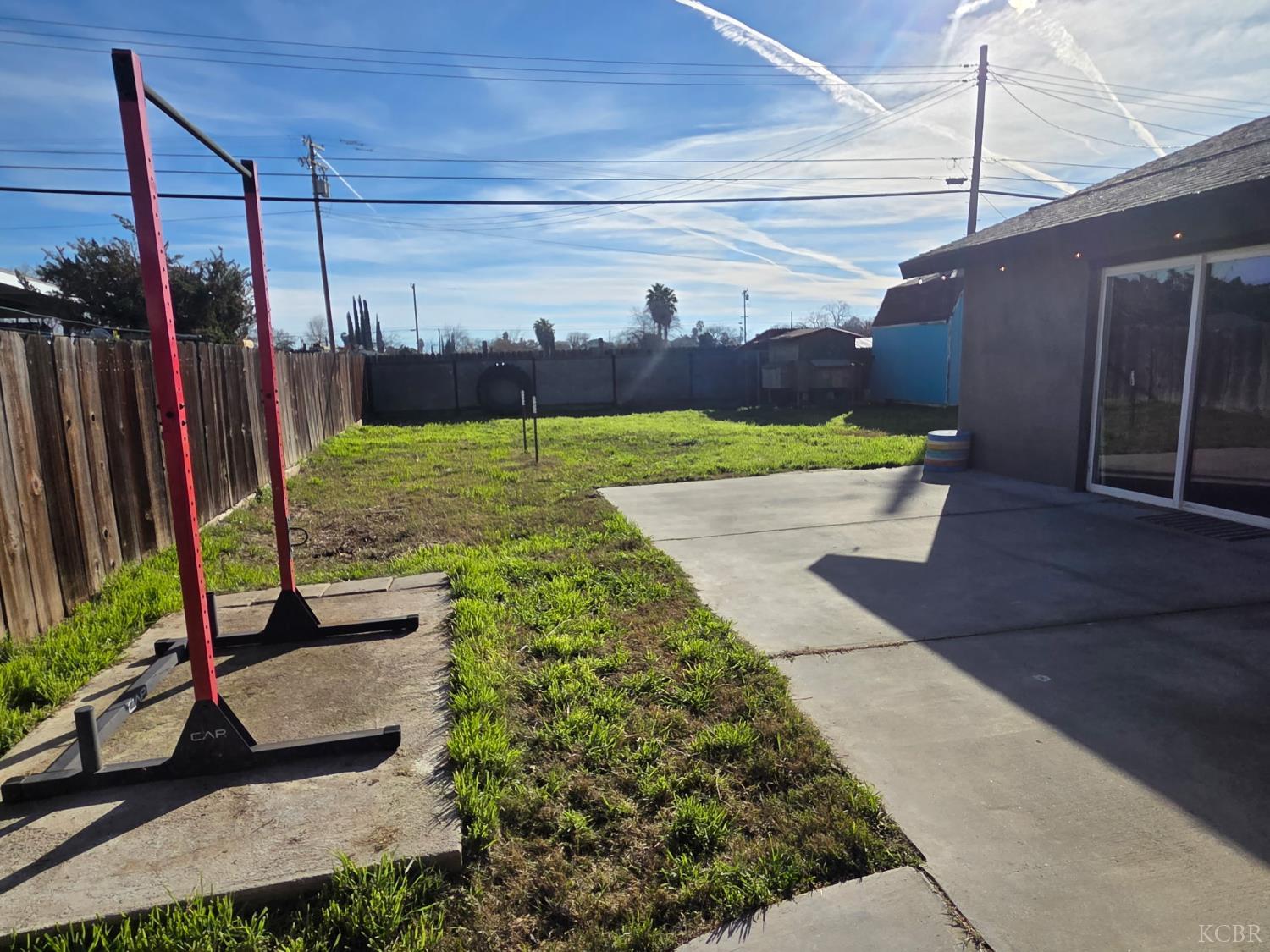 11861 Chris Ln, Hanford, CA 93230