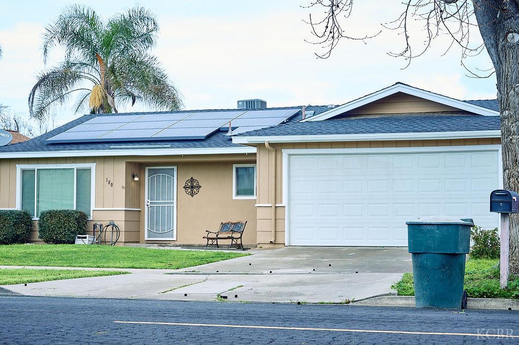 180 Magnolia Ave W, Hanford, CA 93230