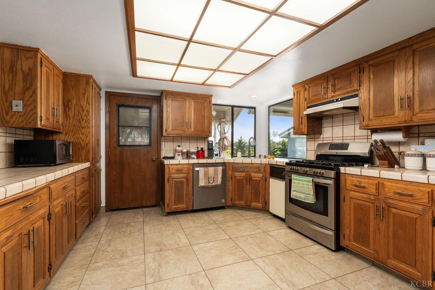 39500 Millwood Dr, Woodlake, CA 93286